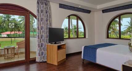 Holiday Inn Resort Room Type - King Bed Premium Ocean View Smoking