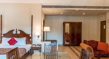Neelam's The Grand Room Type - Premium Suite with Bathtub and City View