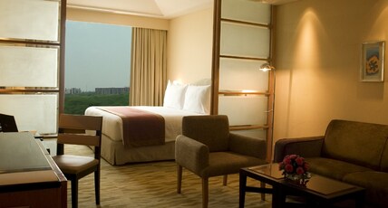 The Grand New Delhi Room Type - Business Suite with Bathtub