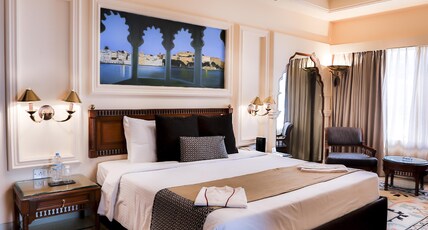Sun-N-Sand Room Type - Luxury Sea View Suite
