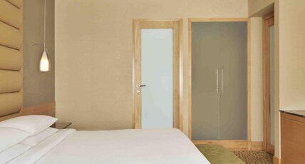 Courtyard by Marriott Chennai Room Type - Deluxe King with Seating Area