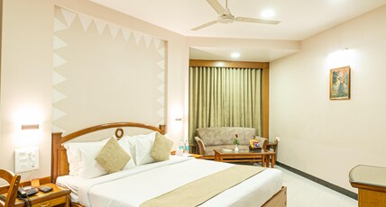 Hotel Mayura Room Type - Deluxe Room King Bed