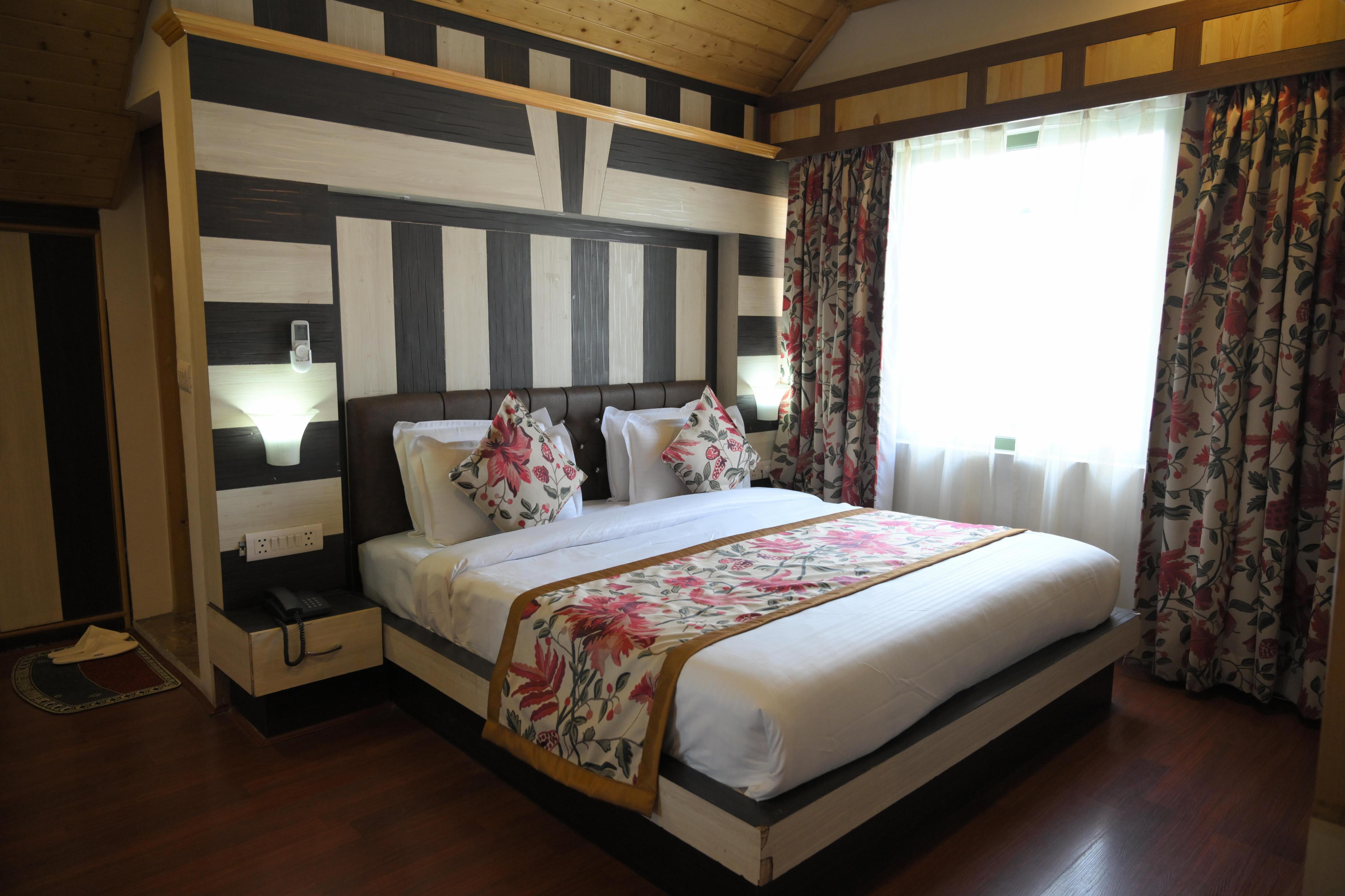 Hotel Royal Comfort Regency - Dal View - Tap to explore photos