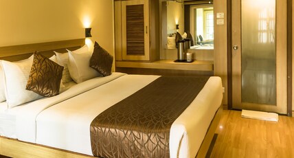 DARSHAN HOTEL OOTY Room Type - Mini Suite Room (lake facing,  Lake view from common balcony)
