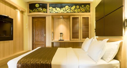 DARSHAN HOTEL OOTY Room Type - Elite Room ((lake facing,  Lake view from common balcony)