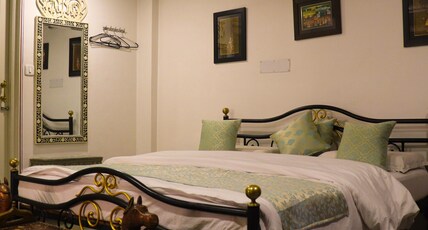 Mewar Haveli at Lake Pichola Room Type - Deluxe room (Large Suite Street View)