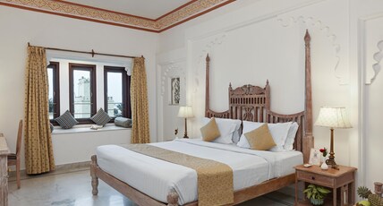 SWAROOP VILAS - LAKE FACING BOUTIQUE HOTEL Room Type - Superior room with Bathtub