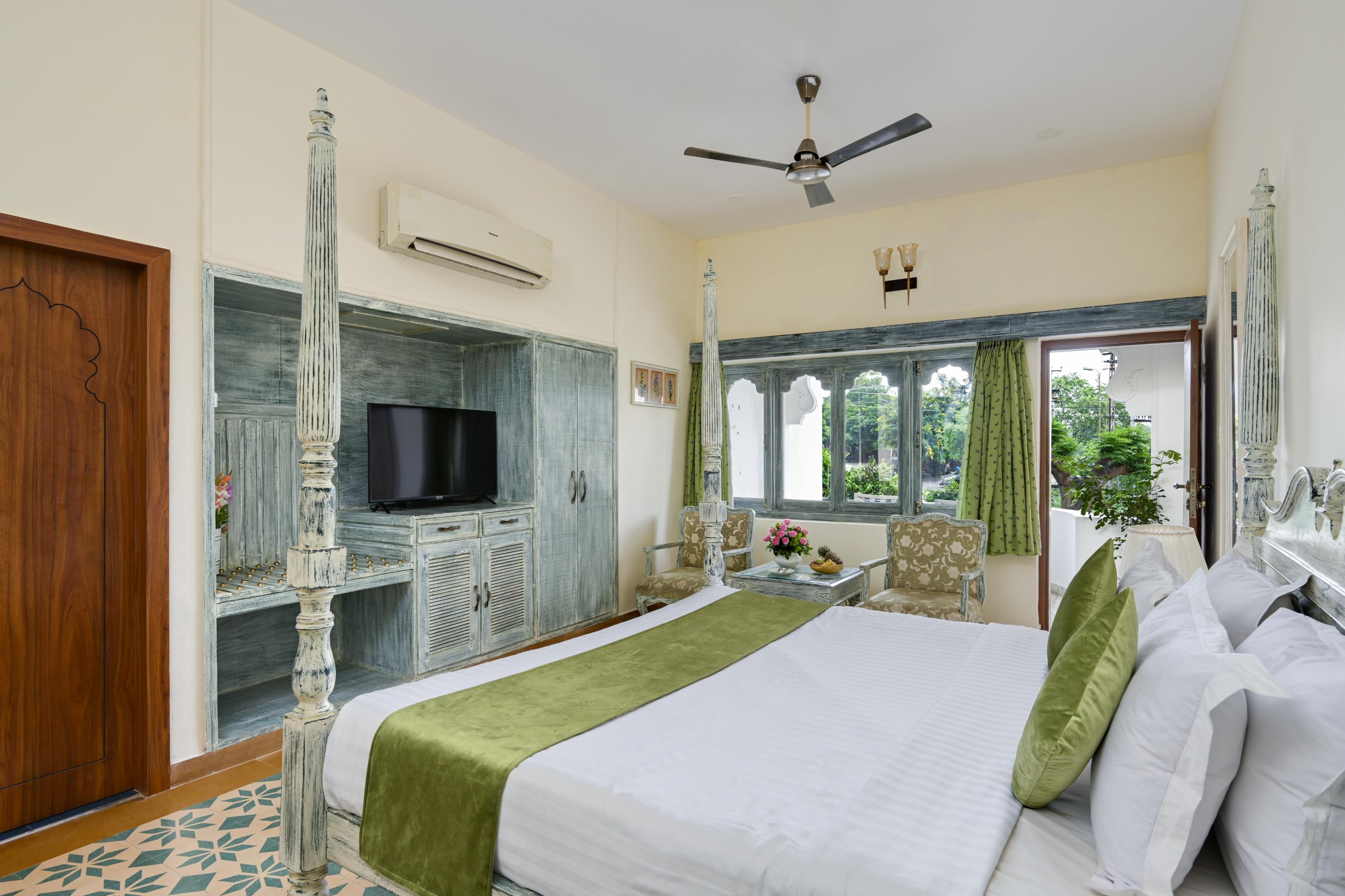 SWAROOP VILAS - LAKE FACING BOUTIQUE HOTEL Room Type - Luxury Lake View Rooms with Balcony