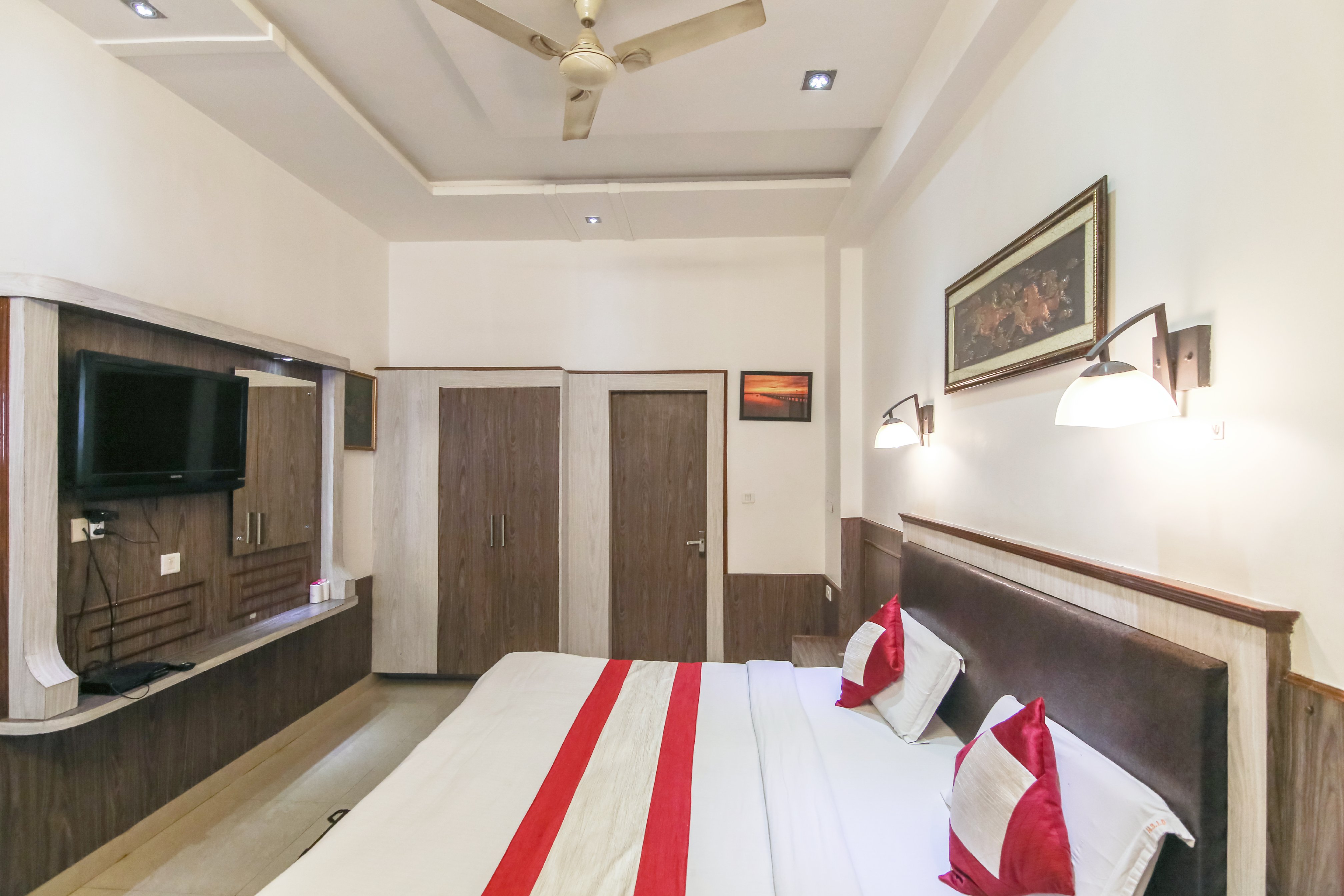Hotel Sidhartha-80 metres from Taj -Mahal - Tap to explore photos