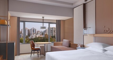 Surat Marriott Hotel Room Type - Premium Guest Room, 1 King, City View