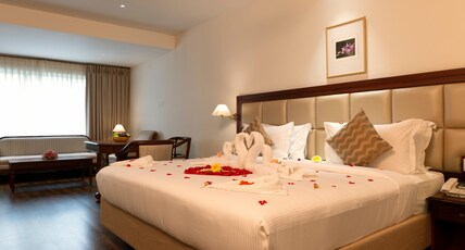 Issacs Residency Room Type - Honeymoon Suite with Bathtub