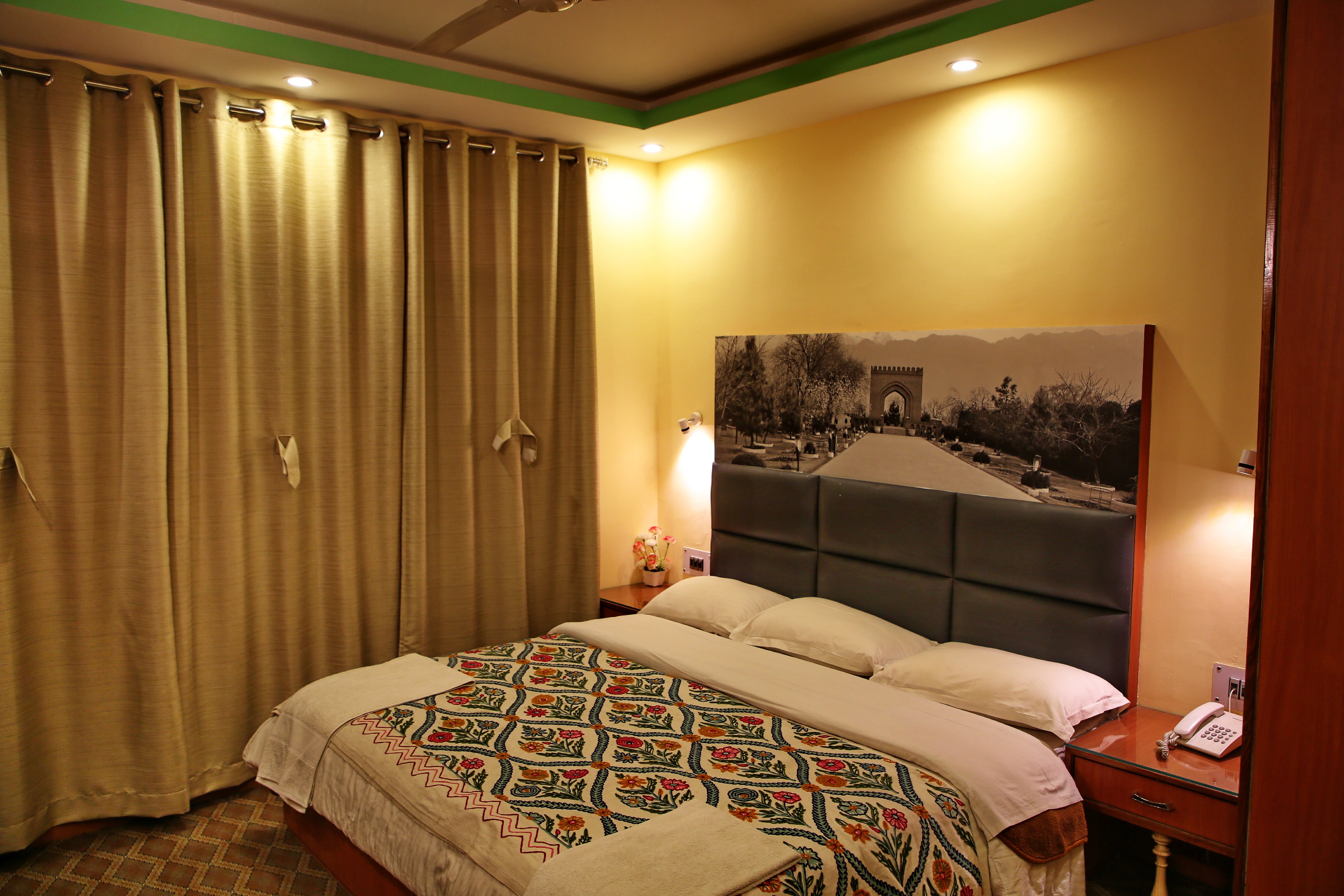 Hotel Centre Point Room Type - Deluxe Room- Free Wi-Fi