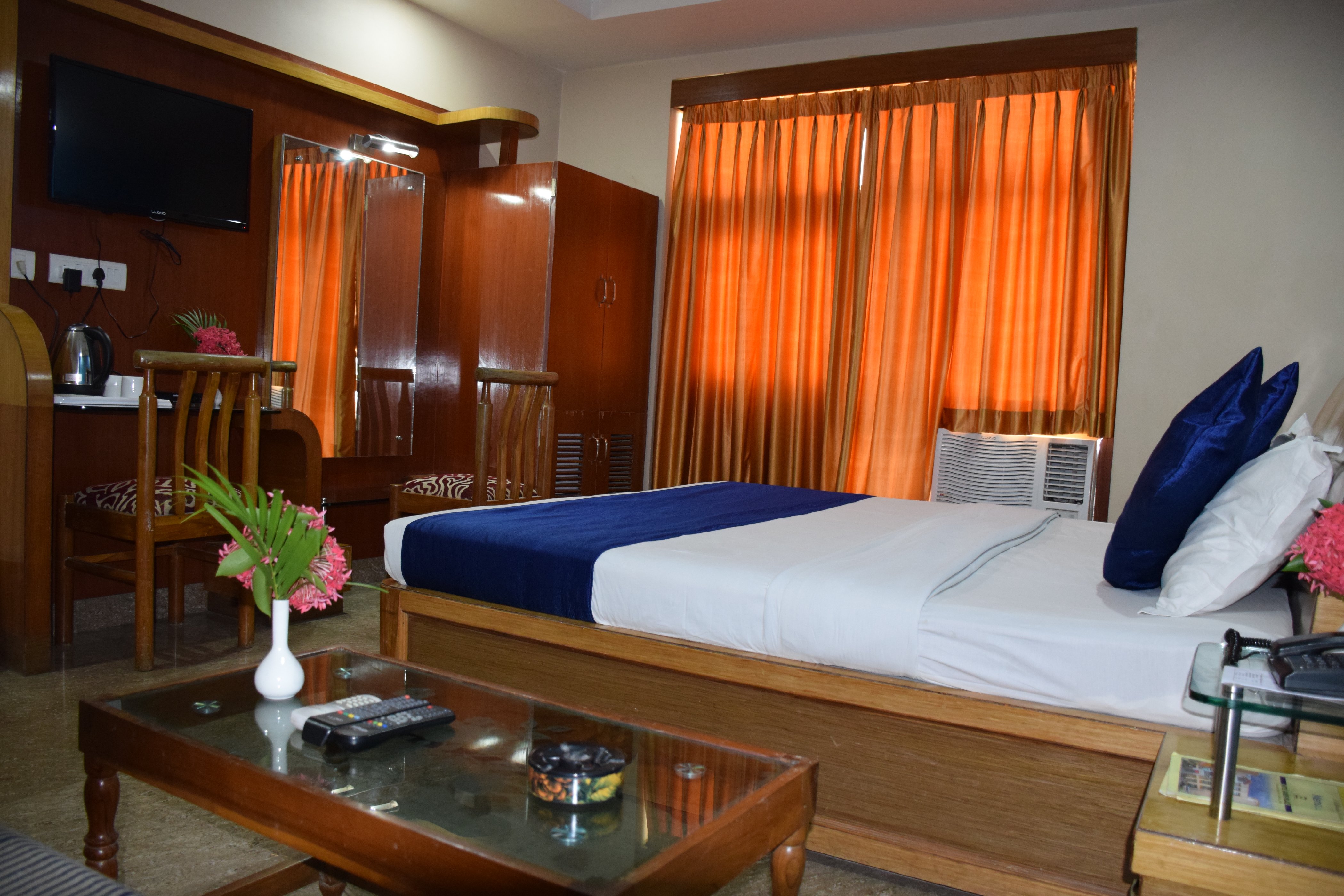 Hotel Naren Palace - Tap to explore photos