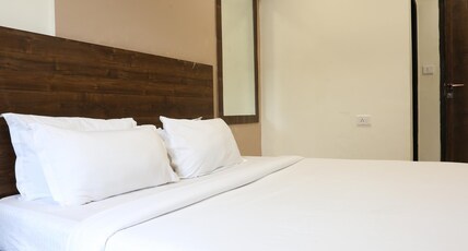 Hotel Kamran Residency - Near US Embassy Room Type - Deluxe Double Room