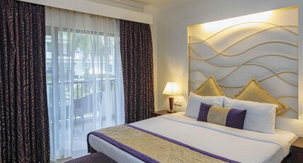 Sonesta Inns Beach Resort Room Type - Suite Balcony Pool View with Bathtub