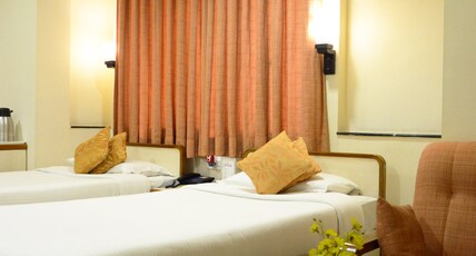 HOTEL GREEN ACRES Room Type - Premium Room with Work Desk