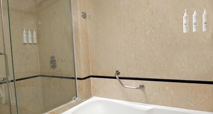 Le Royal Meridien Room Type - Executive Twin Room with Bathtub
