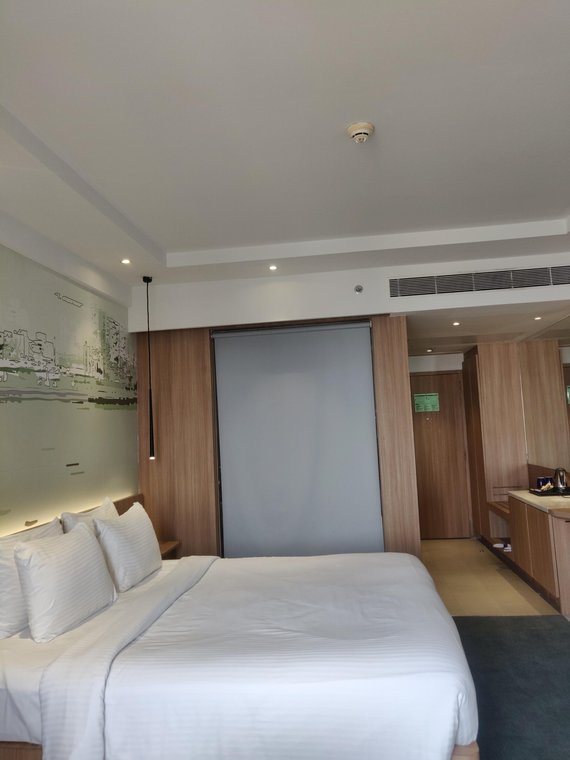 Novotel Mumbai Juhu Beach - Tap to explore photos