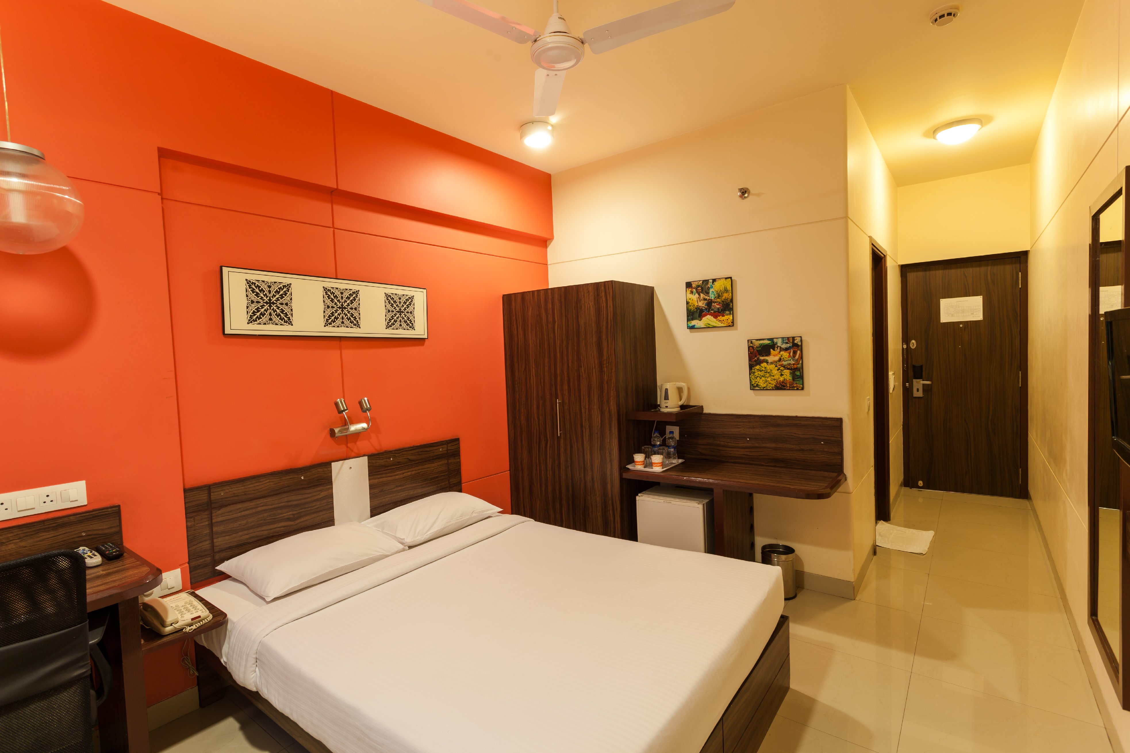 Ginger Surat Room Type - Queen Room