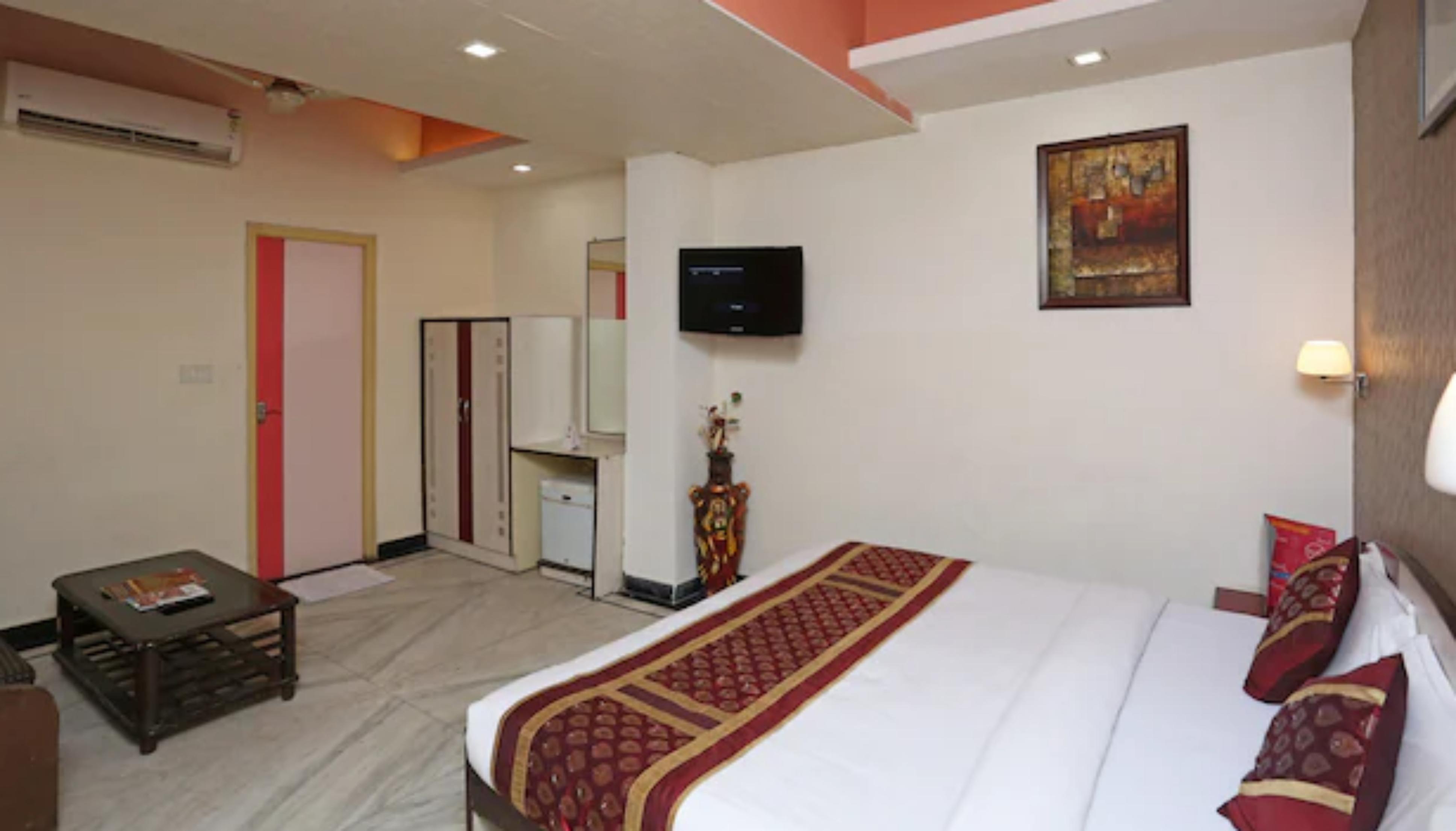 Hotel Moti Palace - Tap to explore photos