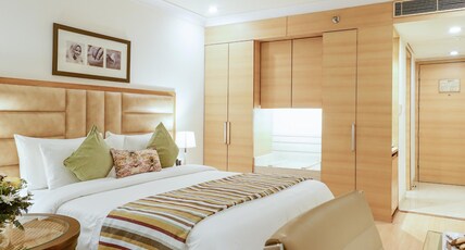 Best Western Merrion Hotel Room Type - 1 King Bed, Non-Smoking, Deluxe Room, Flat Screen Television, Safe, Mini Bar, Wi-Fi Best Western Merrion Hotel Room Type - 1 King Bed, Non-Smoking, Deluxe Room, Flat Screen Television, Safe, Mini Bar, Wi-Fi