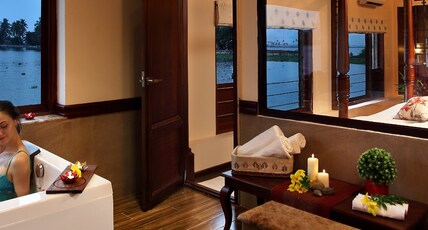 Spice Routes Luxury Cruise Room Type - Saffron Houseboat with Jacuzzi