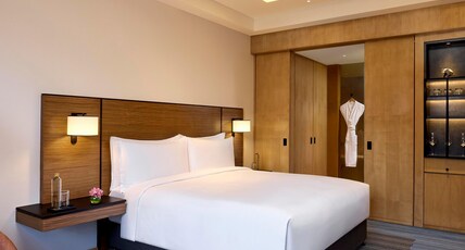 Grand Hyatt Mumbai Room Type - Grand Room King with Bathtub