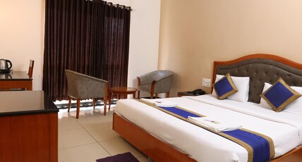 Hotel Chetan International Room Type - Deluxe Double AC Hotel Chetan International Room Type - Deluxe Double AC