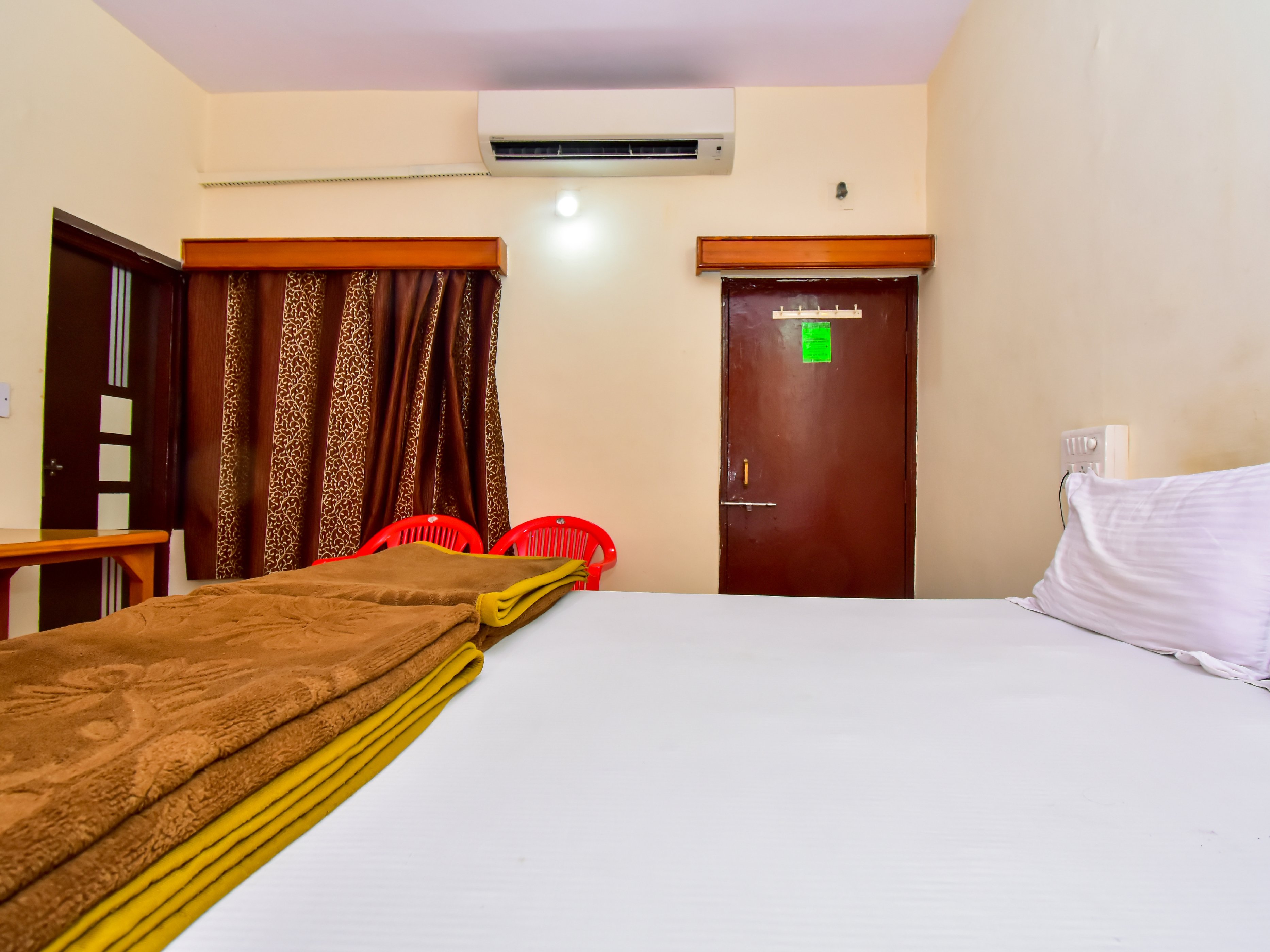 Hotel Vinayak, Mt.Abu. Room Type - 04 Bed STANDARD Family AC Room