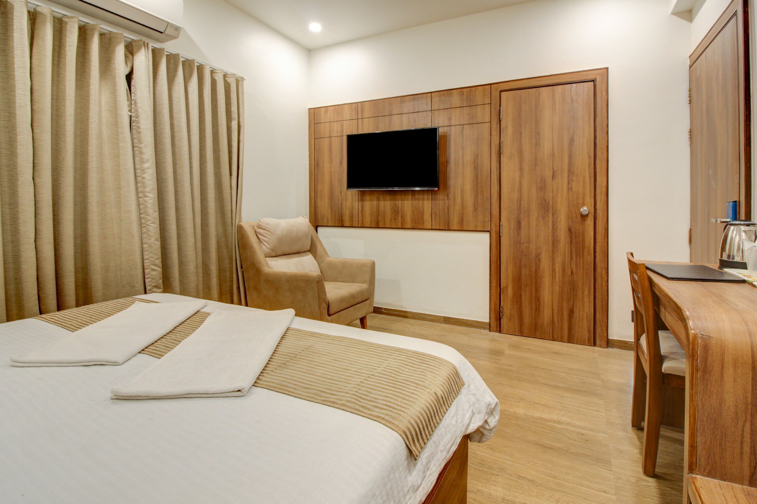 Hotel Evershine Room Type - Deluxe Room ( 1 KING BED OR 2 TWIN BED )