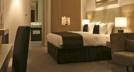 Radisson Blu Bengaluru Outer Ring Road Room Type - Suite with Club Lounge Access Bathtub & Living room