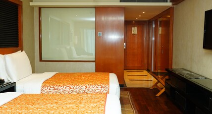 Gokulam Grand Hotel & Spa Room Type - Deluxe Twin Room with Bathtub