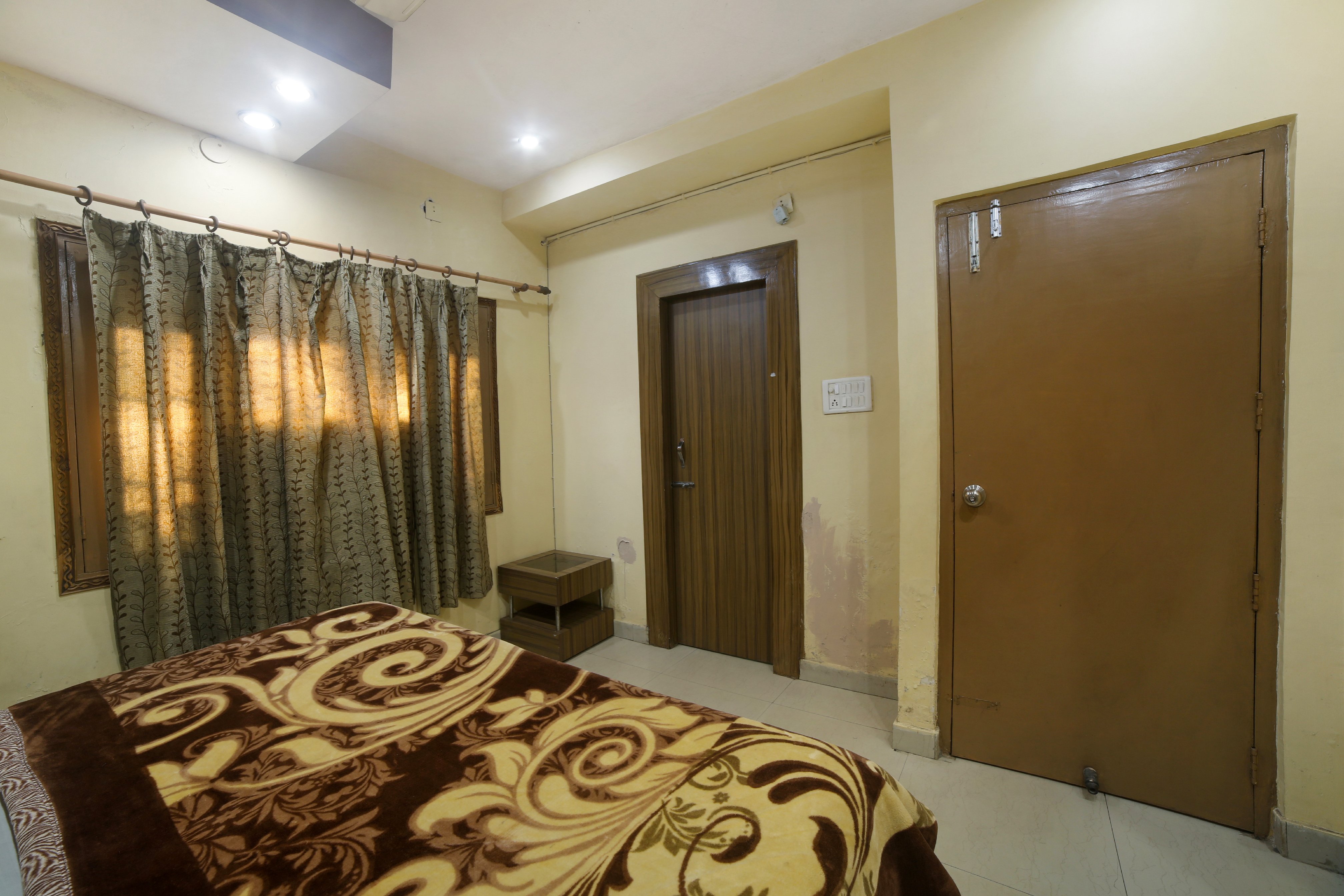 Hotel Kapoor - Tap to explore photos