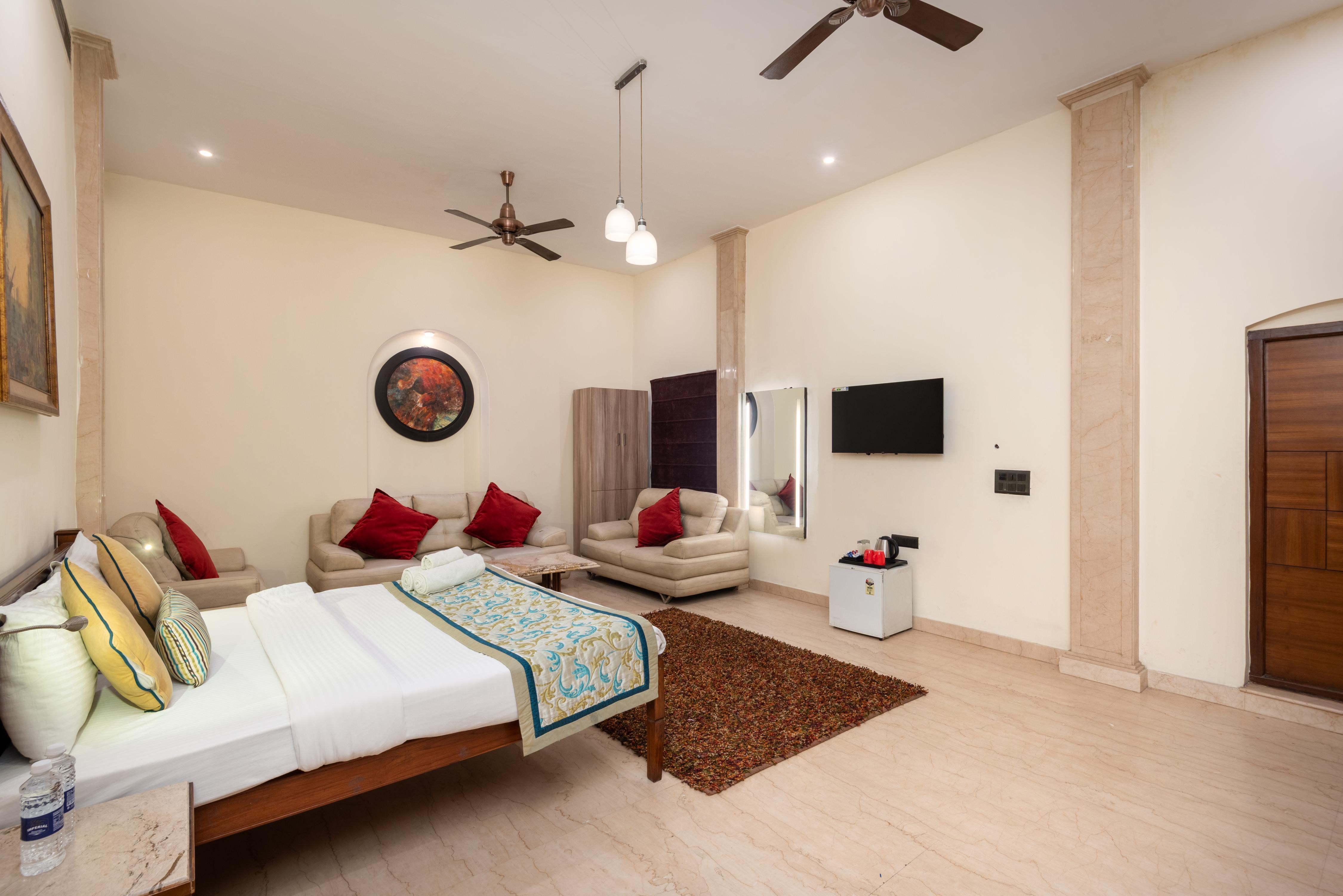 Hotel Green Castle (Heritage Hotel) ISBT Kashmere Gate Delhi - Tap to explore photos