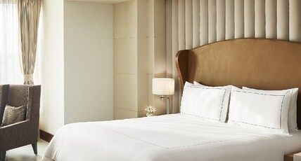 Taj Agra Room Type - Deluxe Suite with Living Room, Bathtub and Lounge Access