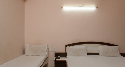 Hotel Sai Shraddha Room Type - TRIPLE BED NON AC ROOM