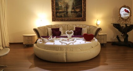 White Pearl Suites by Rosetum Room Type - Honeymoon Suite