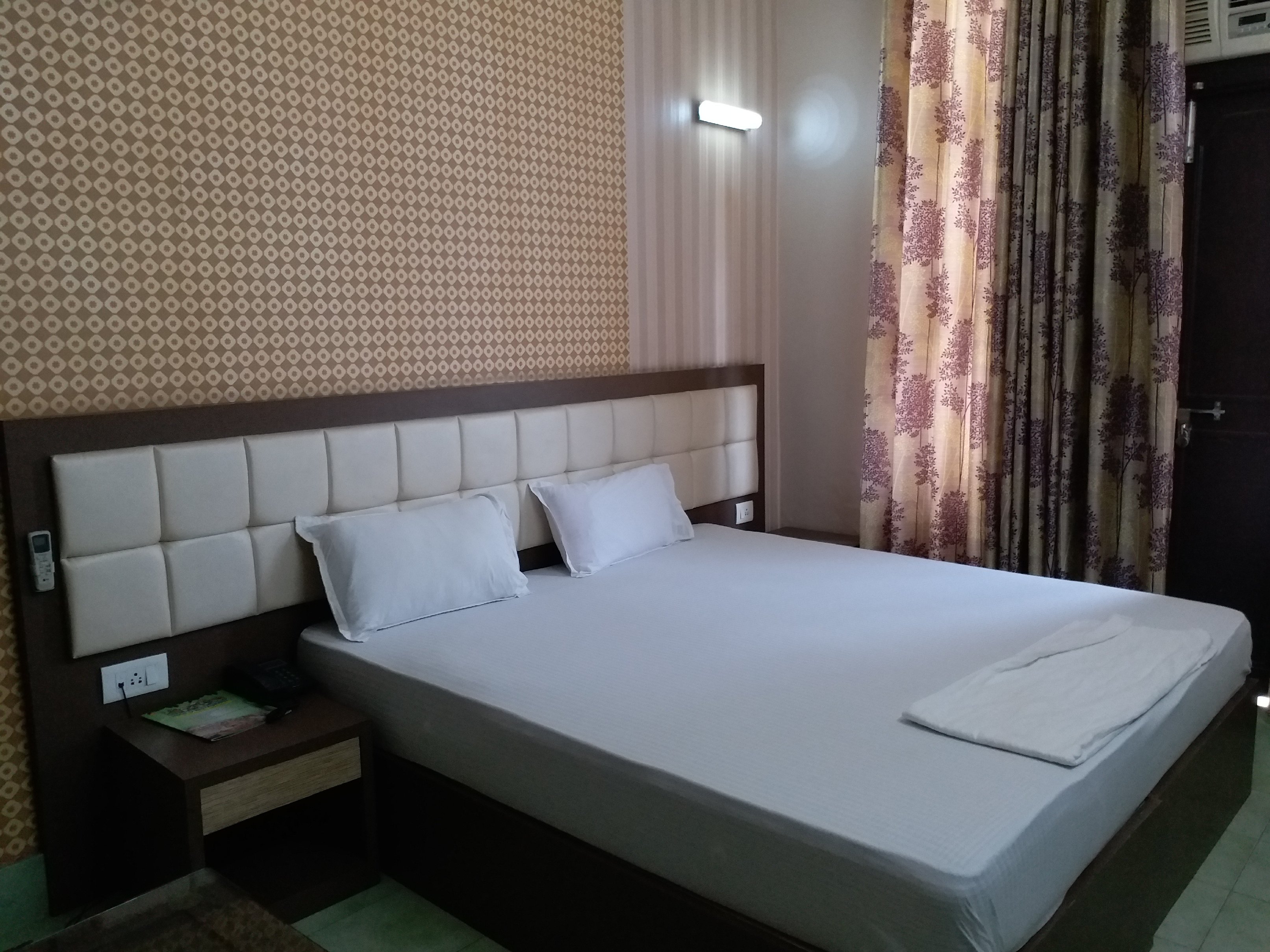 Hotel Haifa - Tap to explore photos