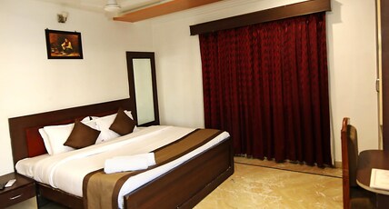 FLORENCE CONTINENTAL HOTEL Room Type - Deluxe AC Room