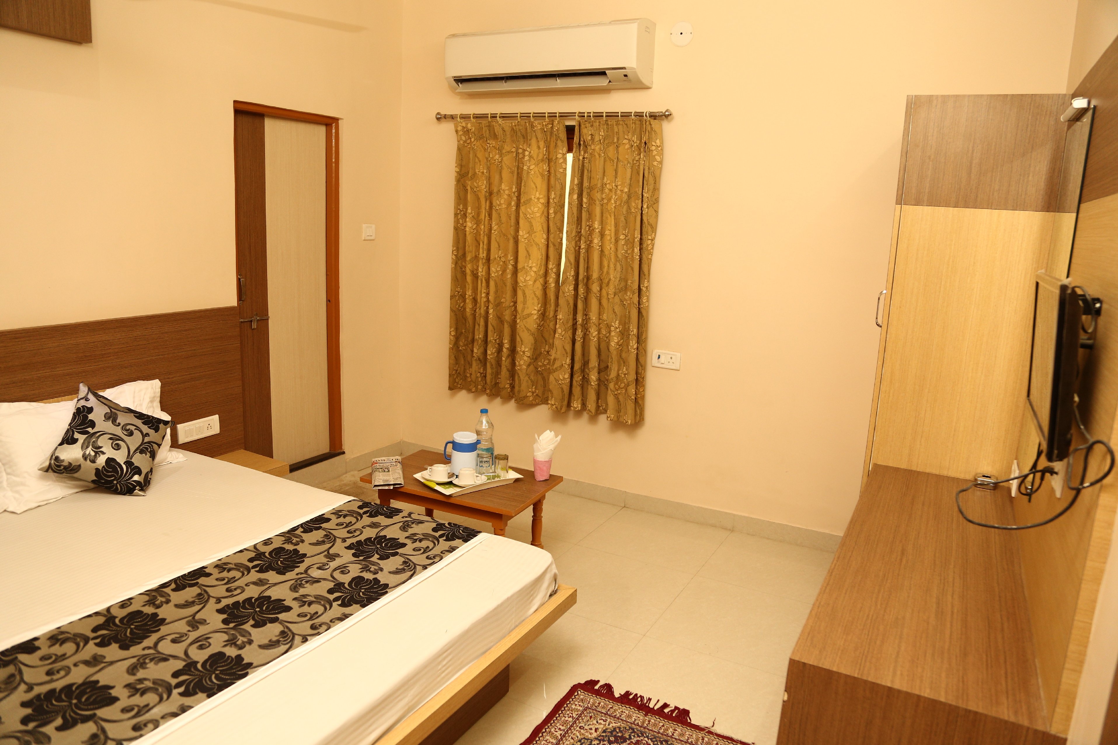 Hotel Ambika Room Type - DELUXE AC ROOM