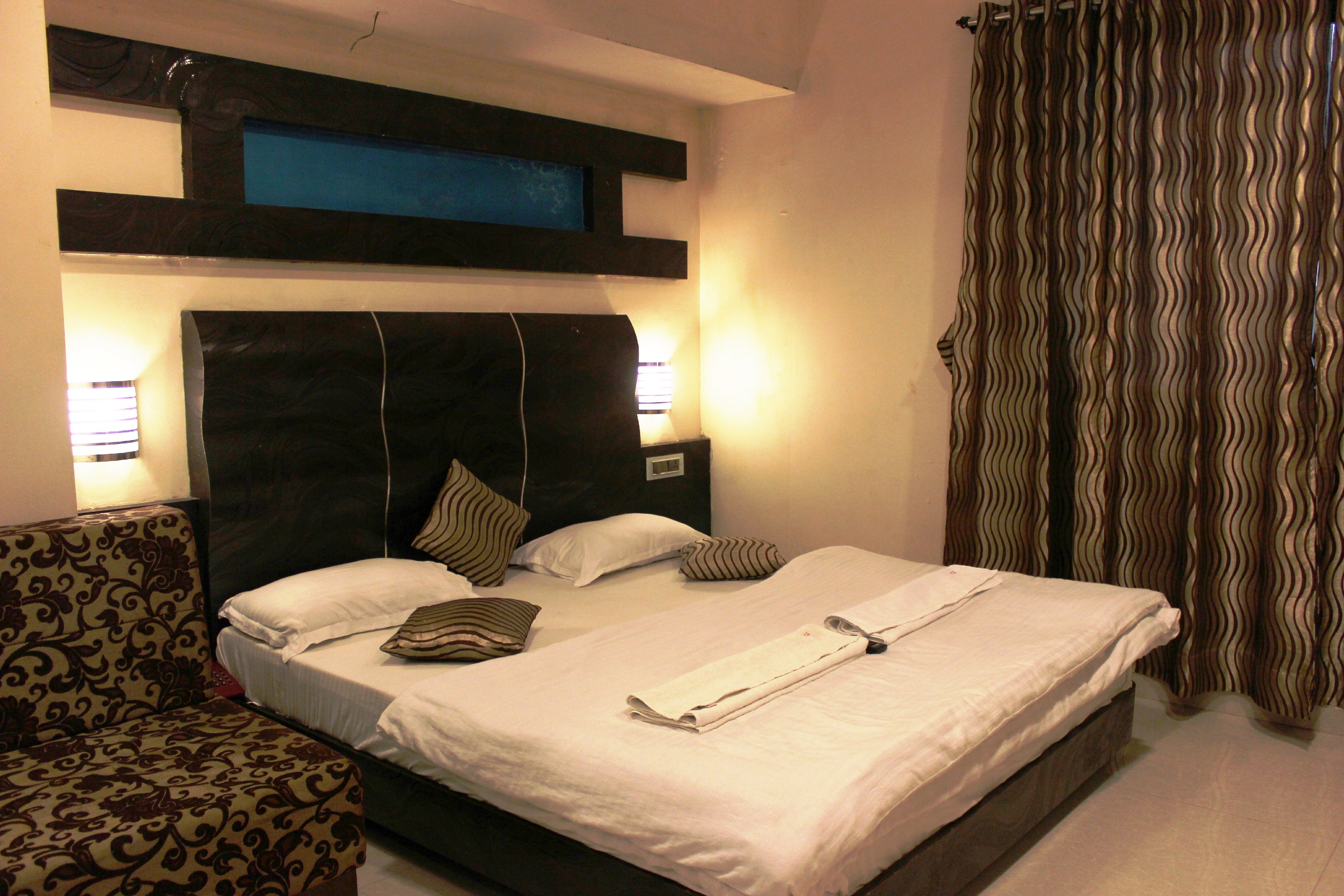 Hotel Js Excellency Room Type - LOTUS BATHTUB AC