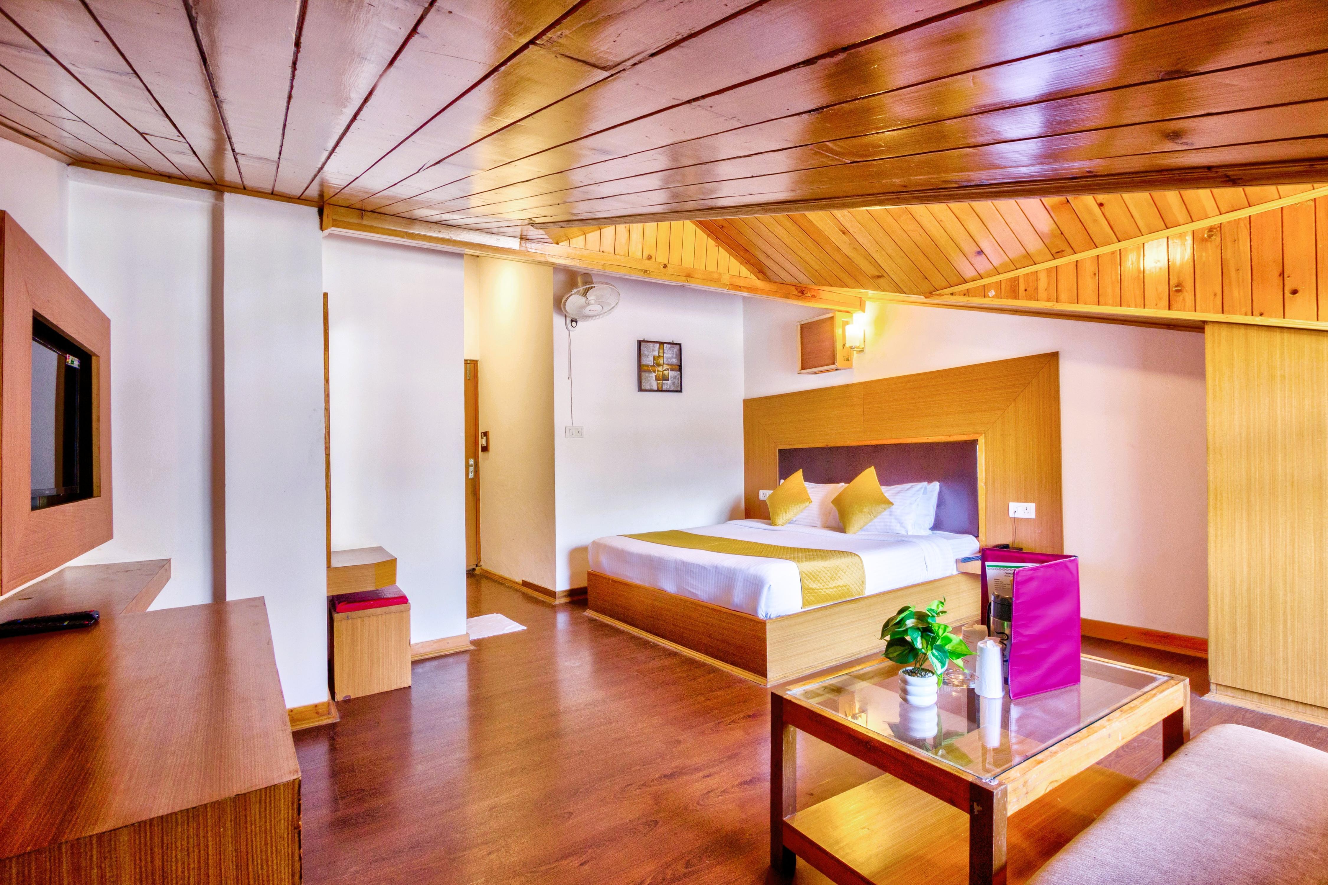 Hotel Greenfields Room Type - Super Deluxe Room with Private Balcony