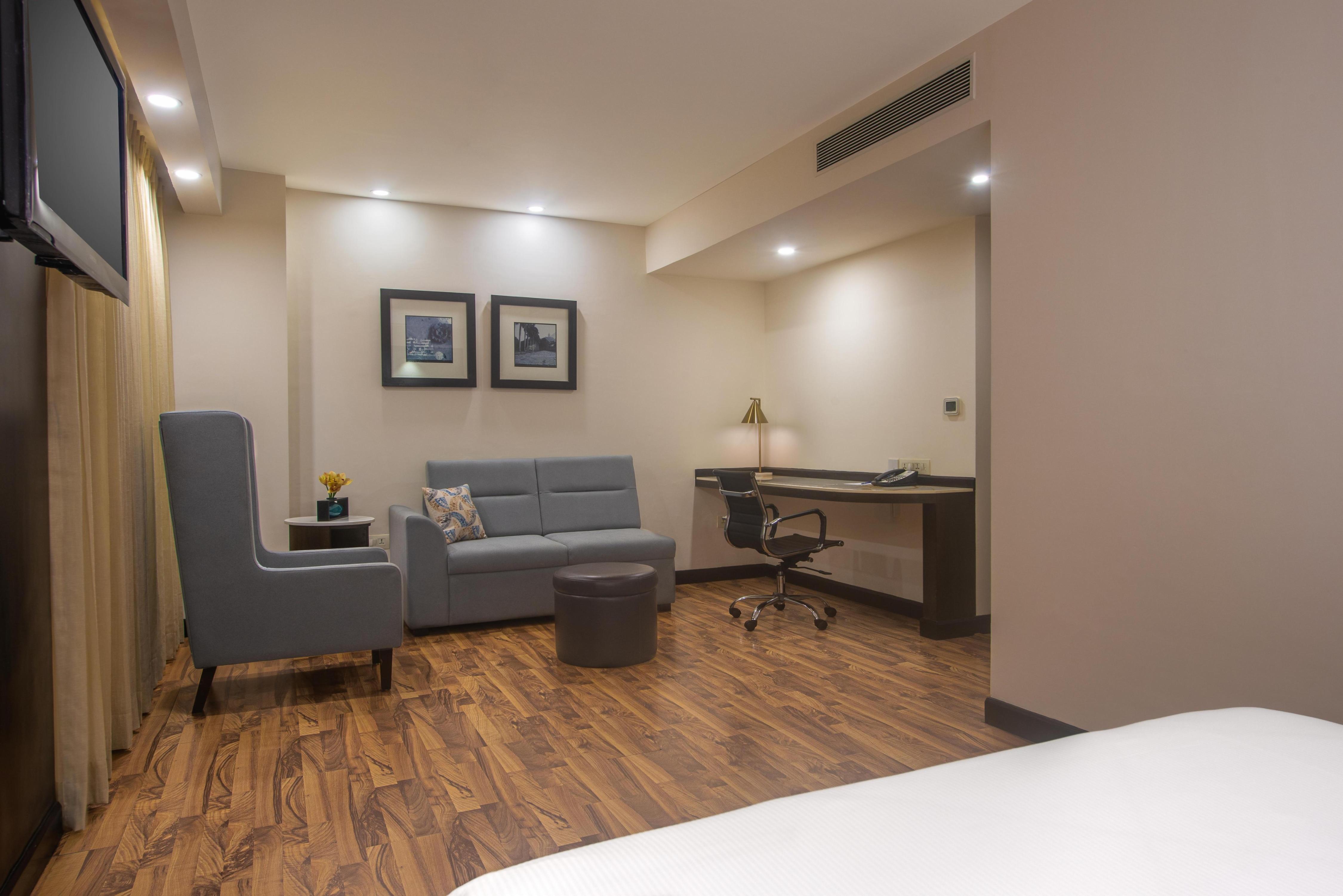 Hampton by Hilton Vadodara-Alkapuri Room Type - 1 QUEEN BED W/SOFA NONSMOKING