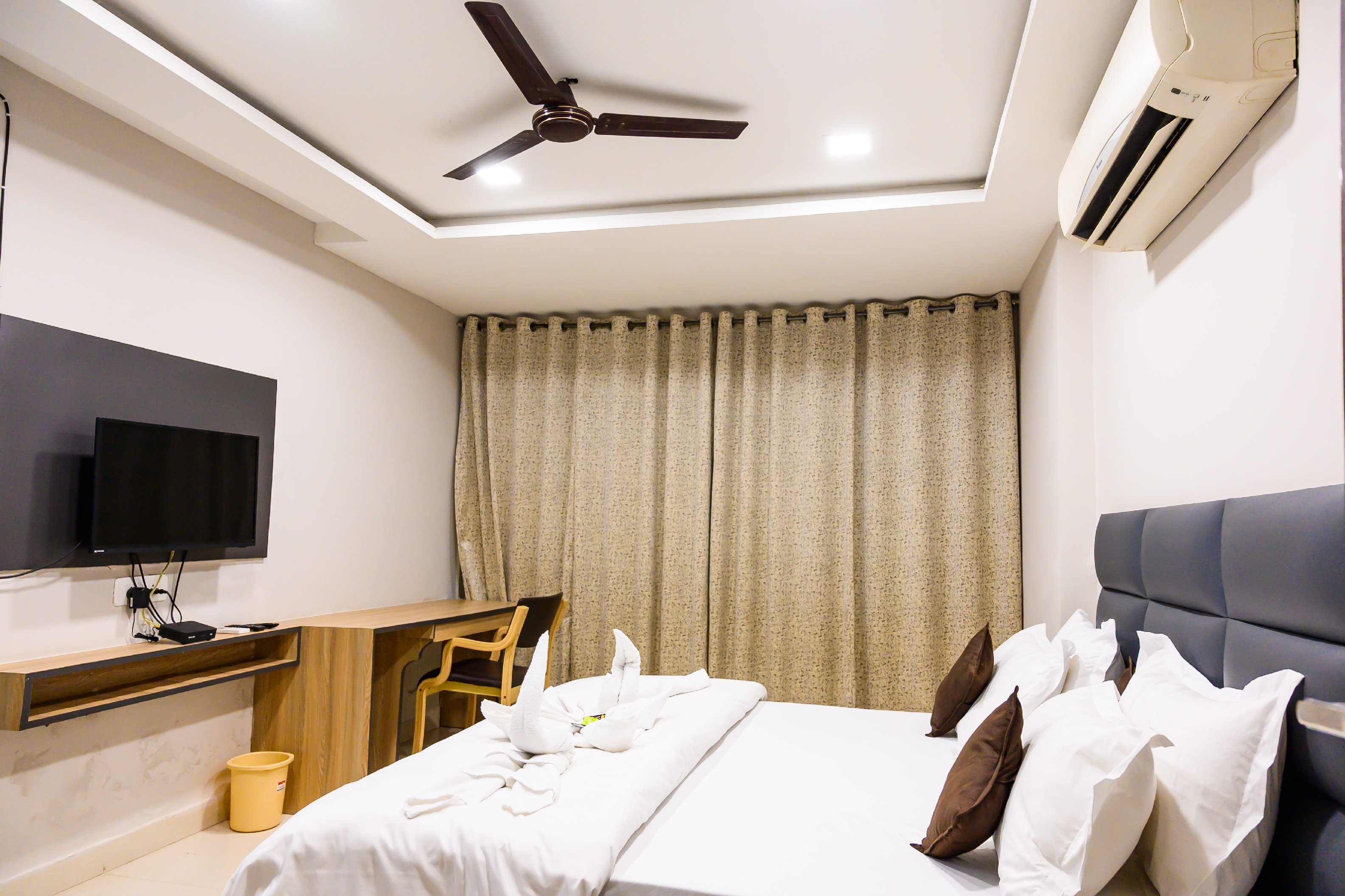 Hotel All Near Room Type - DELUXE AC