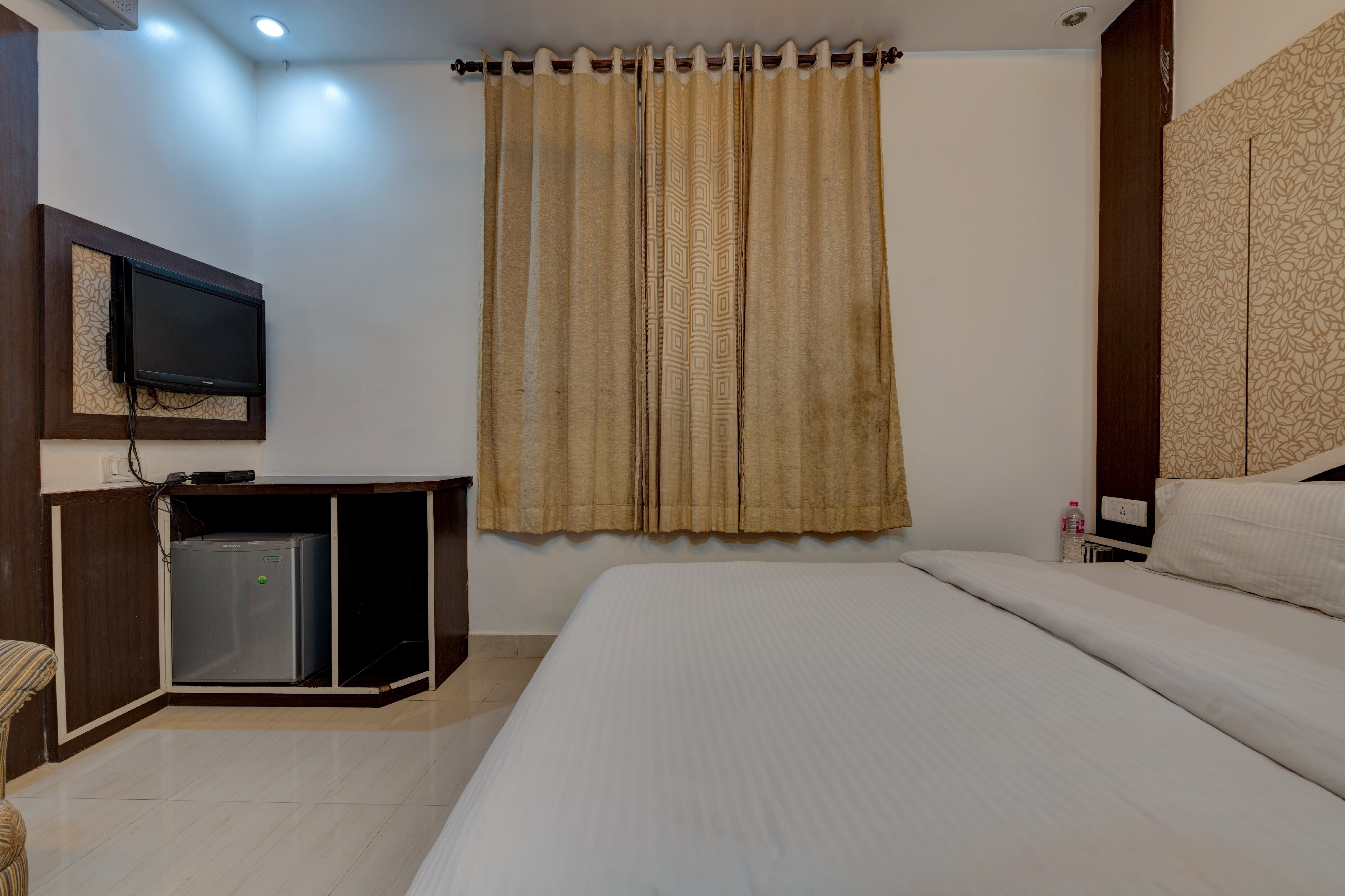 Hotel Radiant - Tap to explore photos