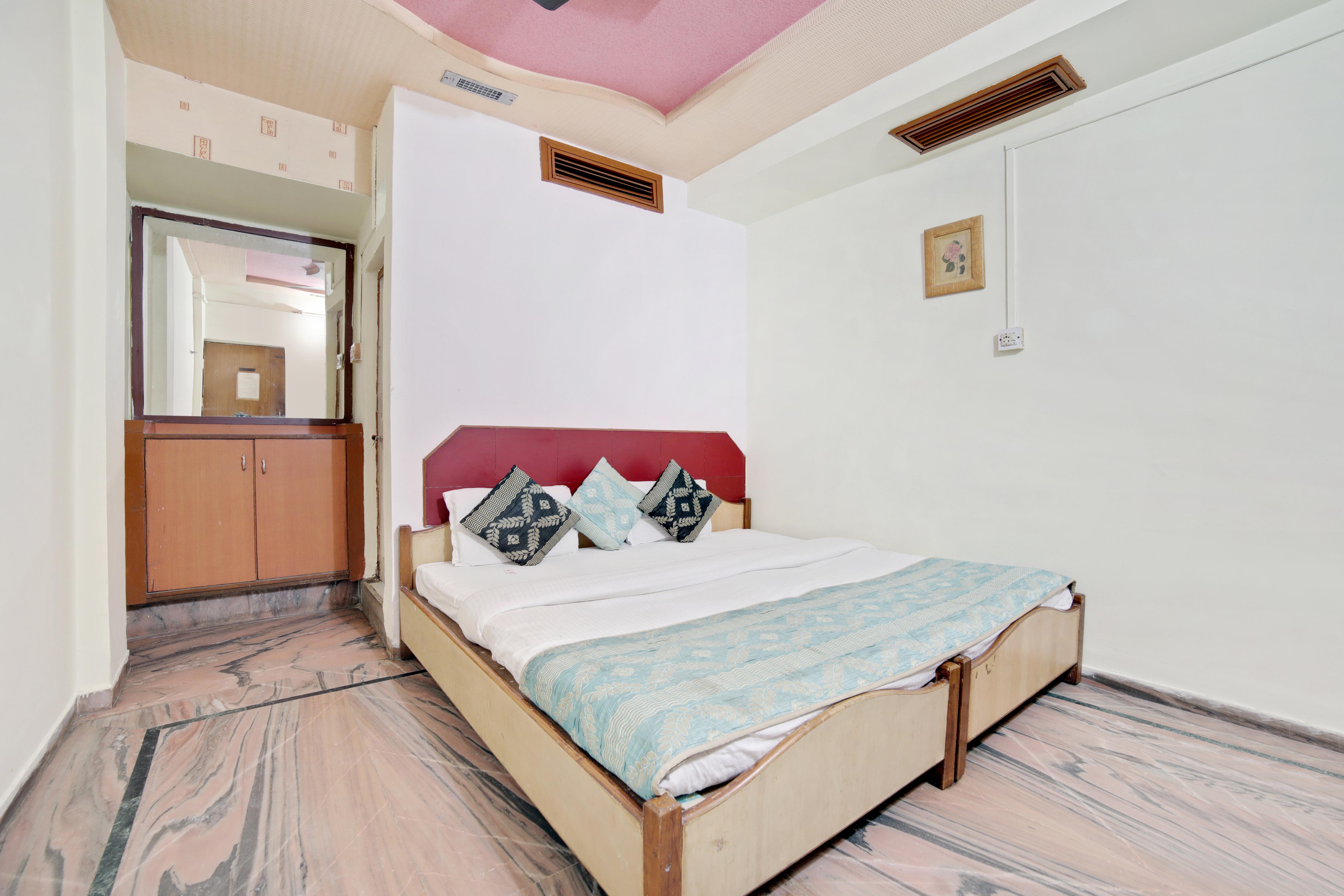 Hotel Kamal - Tap to explore photos