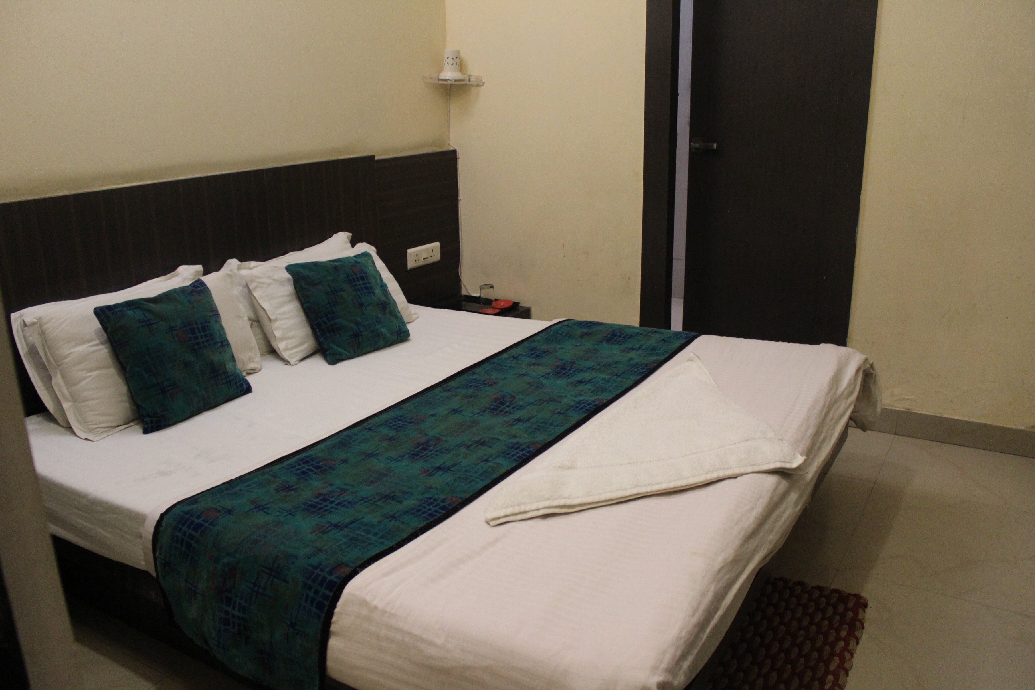 Hotel Ganga Palace Room Type - Deluxe Room