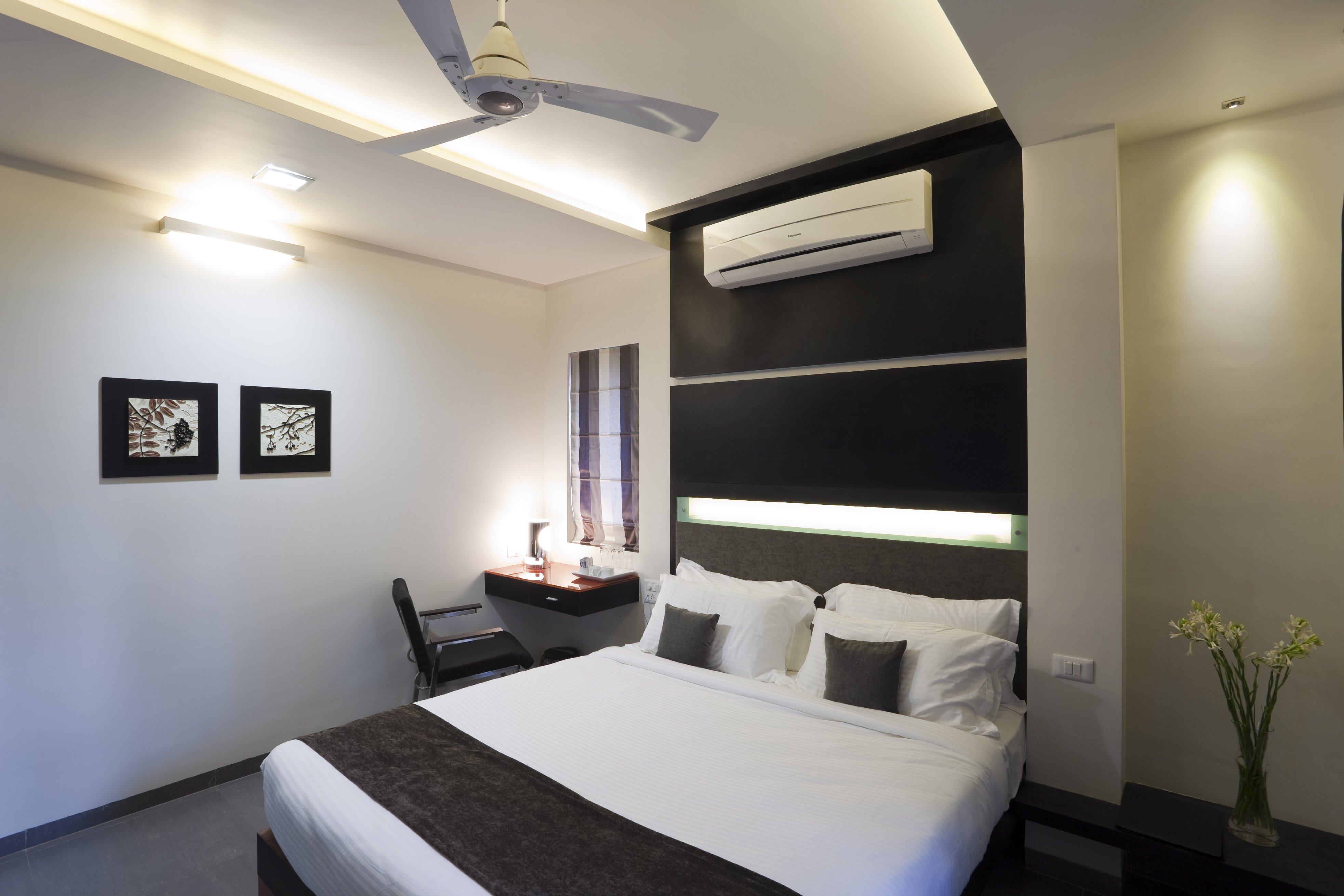 Skylark Business Hotel Room Type - DELUXE ROOM AC
