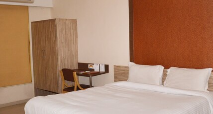 Budget Inn Palm Regency Room Type - Deluxe Room