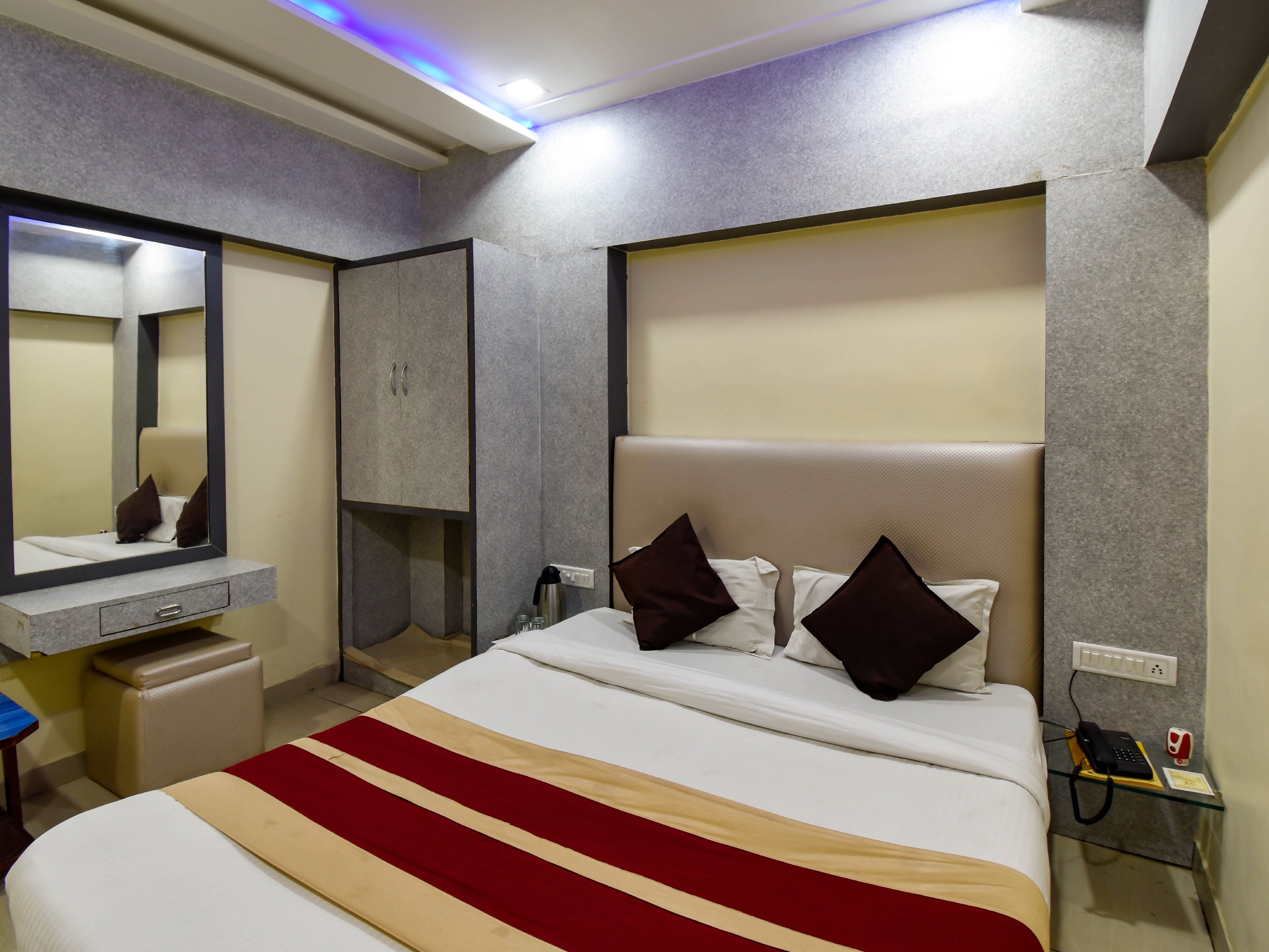 Hotel Samdariya inn - Tap to explore photos